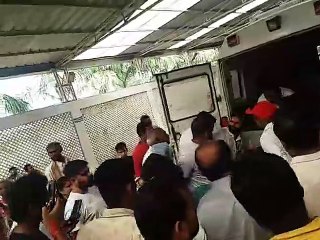 Скачать видео: एसडीएम कार्यालय के पास ढाबा संचालक को गोली मारकर भागे नकाबपोश बदमाश