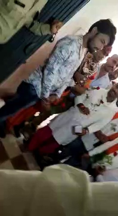 सड़कें हेमा मालिनी की गाल की तरह हो, फिर भी गिर...
