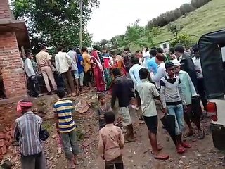 स्कूल की दीवार गिरी, तीन मासूमों की दबने से मौत