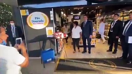 مسح أنفه ثم صافح امرأة.. هجوم على رئيس البرازيل لانتهاكه قواعد كورونا