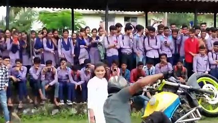 college campuses:कॉलेज कैम्पस में खतरनाक स्टंट