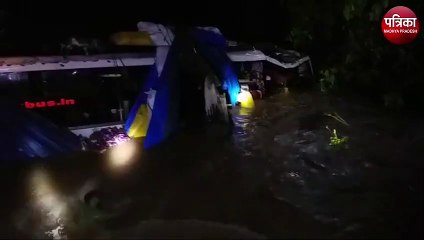 अनियंत्रित होकर नदी में गिरी बस