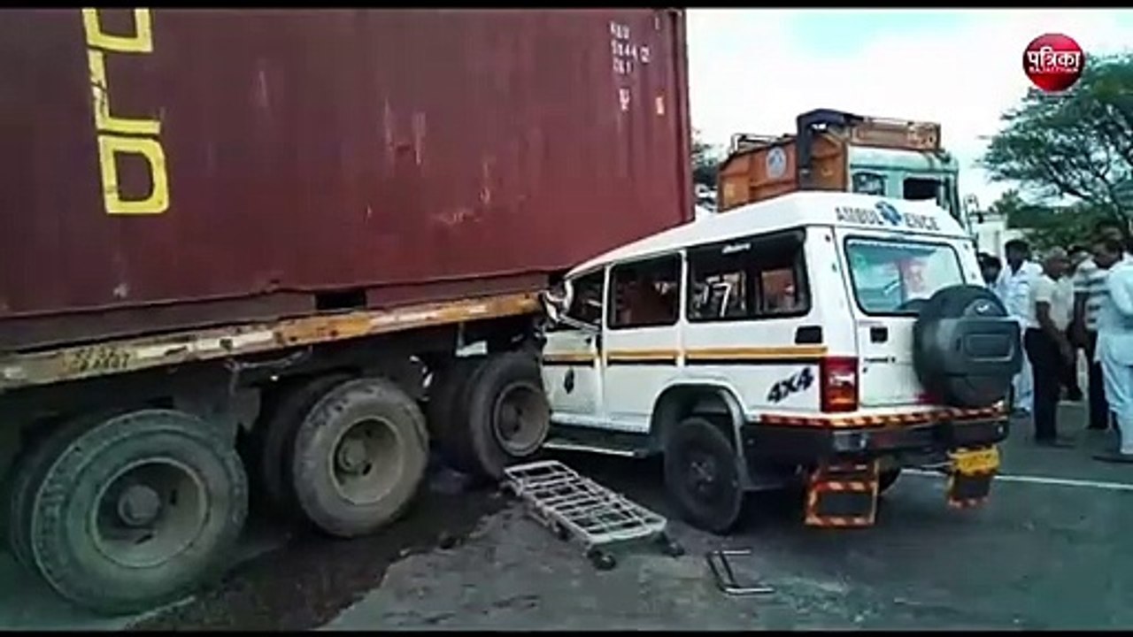 अस्पताल से छुट्टी के बाद मरीज को लेकर लौट रहा था परिवार, एंबुलेंस ट्रोले से टकराई, मौत