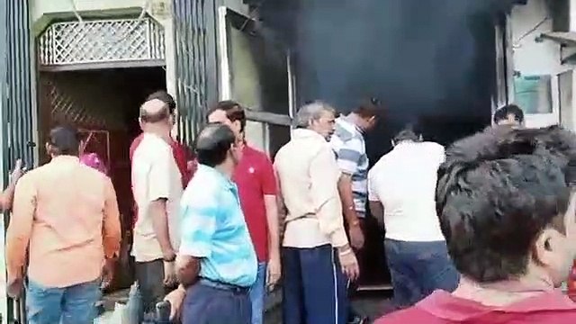 यस बैंक की शाखा में लगी भीषण आग, कर्मचारियों में मची भगदड़, देखें वीडियो-