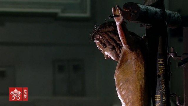 El Papa preside el Vía Crucis en la Plaza de San Pedro y sin fieles