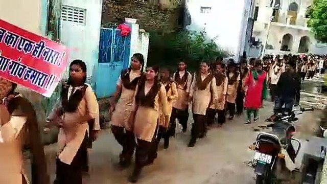 गाँधीजी ने दिया सन्देश स्वच्छ रहेगा भारत देश