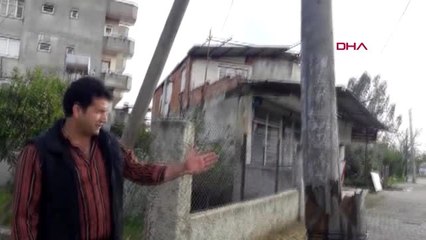 ADANA Rüzgarda iki parça olan ahşap telefon direğini kabloyla sabitlediler