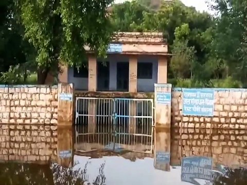 जल संसाधन-विभाग की रेस्ट चौकी भवन व चारदीवारी के निकट दो माह से भरा पानी, भवन गिरने का अंदेशा
