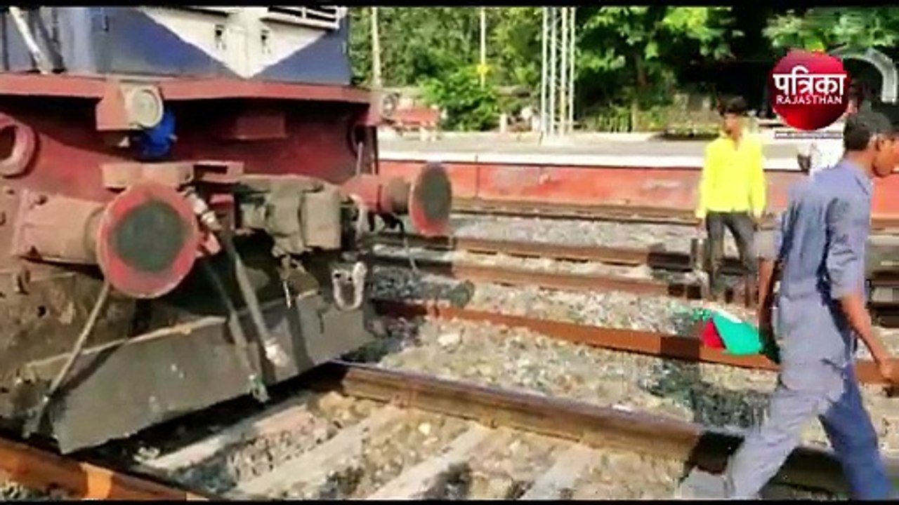 VIDEO : यहां ट्रेन में सवार हजारों यात्रियों की आफत में आई जान, डिब्बों को छोडकऱ भागा इंजन