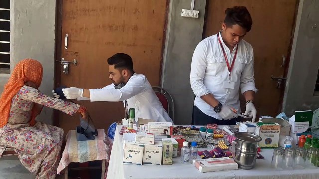 शामली: नि:शुल्क कैंप लगाकर दवाई वितरित के साथ सैनिटाइजर और मास्क भी दिए
