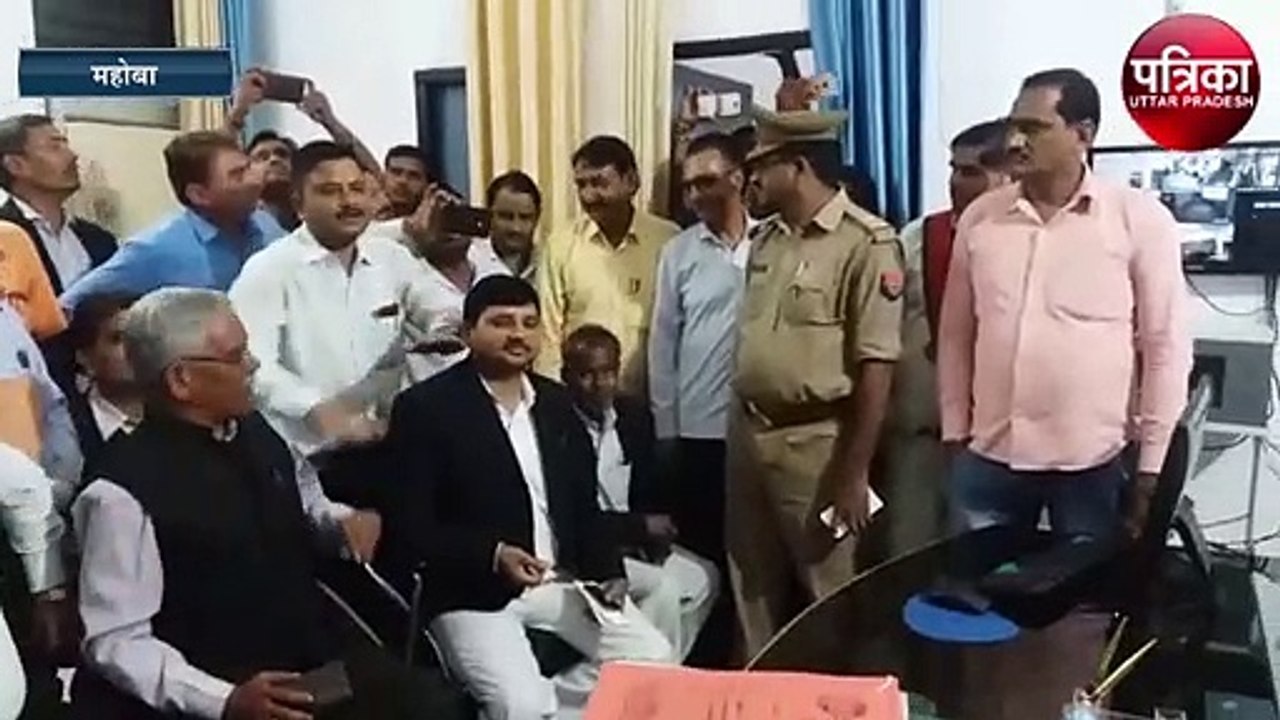 लेखपाल और अधिवक्ताओं के दो गुट आये आमने सामने, देखें वीडियो