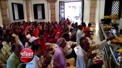 Video herunterladen: देखिए...नवरात्रि के पहले दिन त्रिपुरा सुंदरी मंदिर पहुंचे करीब छह हजार श्रद्धालु