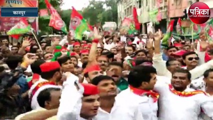 मोबाइल की रोशनी में सपा प्रत्याशी ने दाखिल किया पर्चा