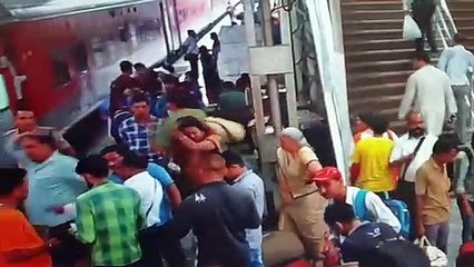 राजधानी एक्सप्रेस से फिसला यात्री, जानें फिर क्या हुआ...