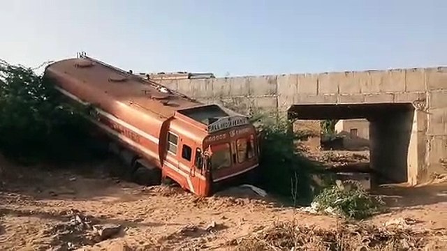 टायर फटने की वजह से डामर से भरा टैंकर पलट गया