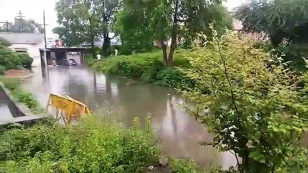 तेज बारिश ने खोली सरकार की पोल, रेलवे स्टेशन के...