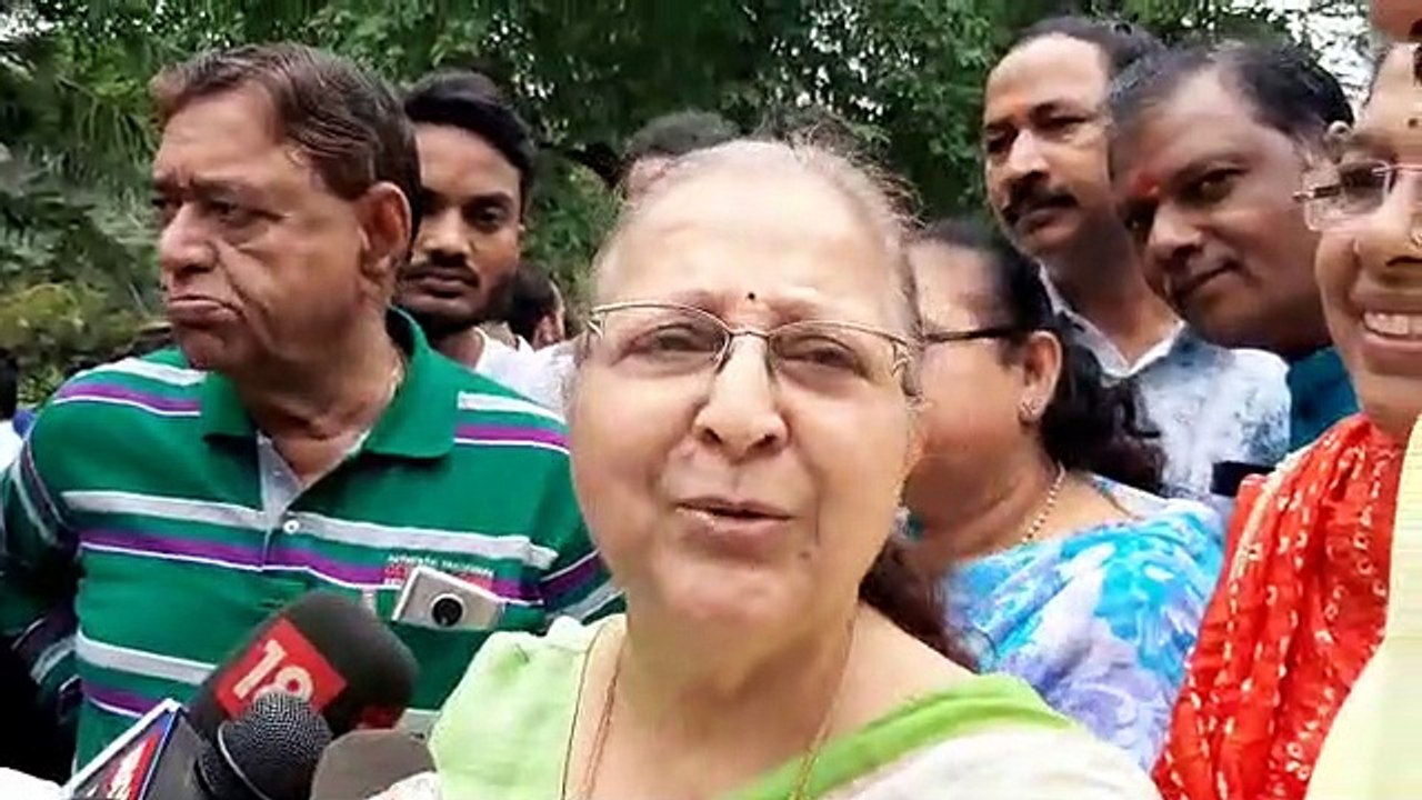 पूर्व लोकसभा स्पीकर सुमित्रा महाजन ने कार्यकर्त...