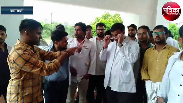 मेयो मेडिकल कॉलेज के छात्रों का जोरदार प्रदर्शन, साथी की पिटाई पर फूटा गुस्सा