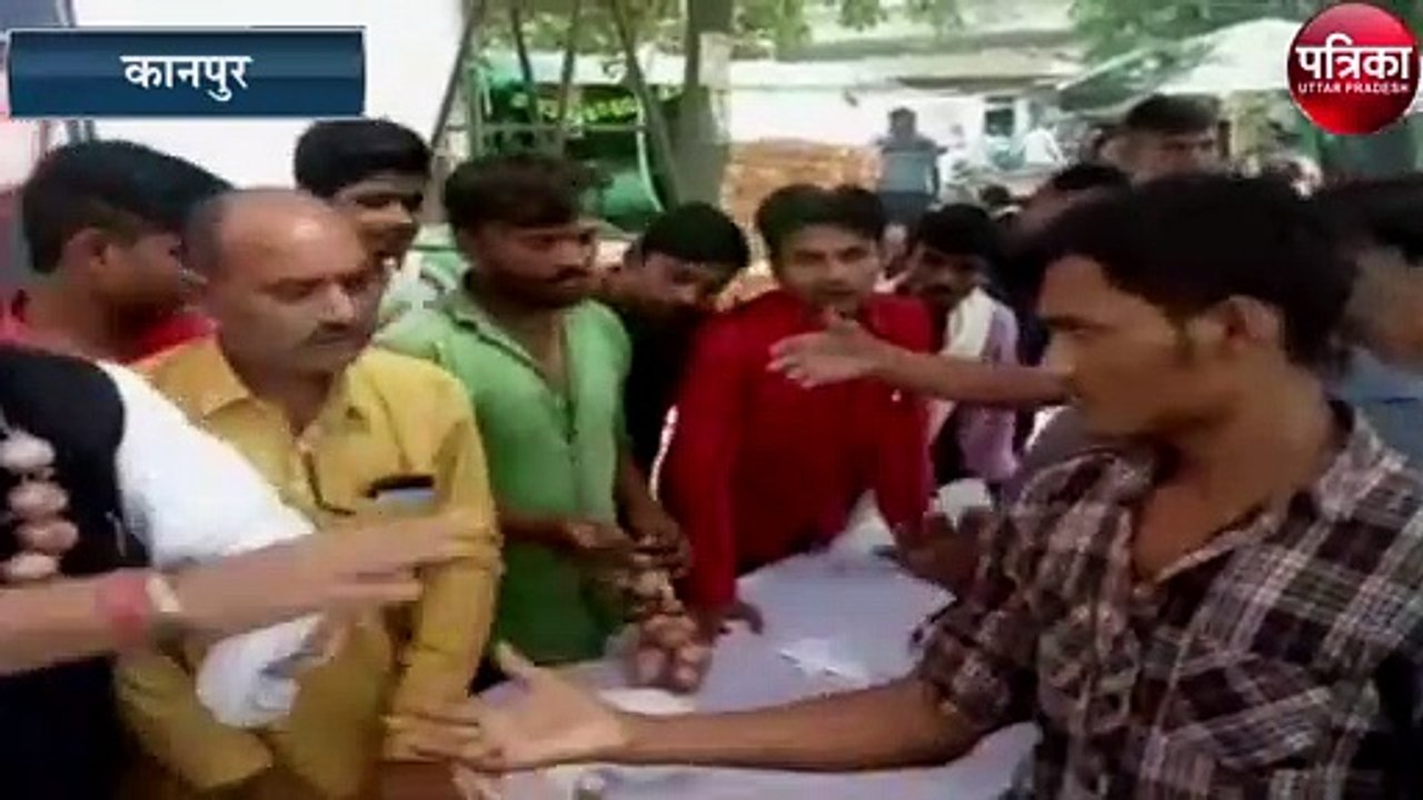 सपा नेताओं ने भाजपा पर कसा तंस, अबकी बार, प्याज...