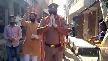 शामली: पुलिसकर्मियों पर फूलों की बरसात कर किया धन्यवाद