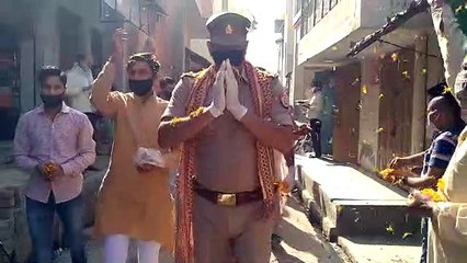 शामली: पुलिसकर्मियों पर फूलों की बरसात कर किया धन्यवाद