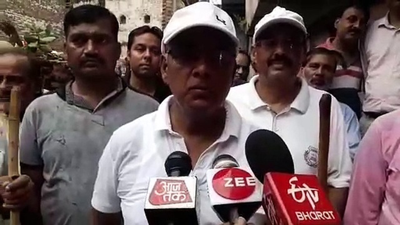 Mirzapur Dm Sweep broom in vindhyachal temple c...