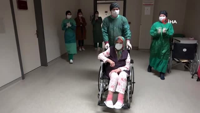 84 yaşındaki felçli kadın korona virüsü yendi