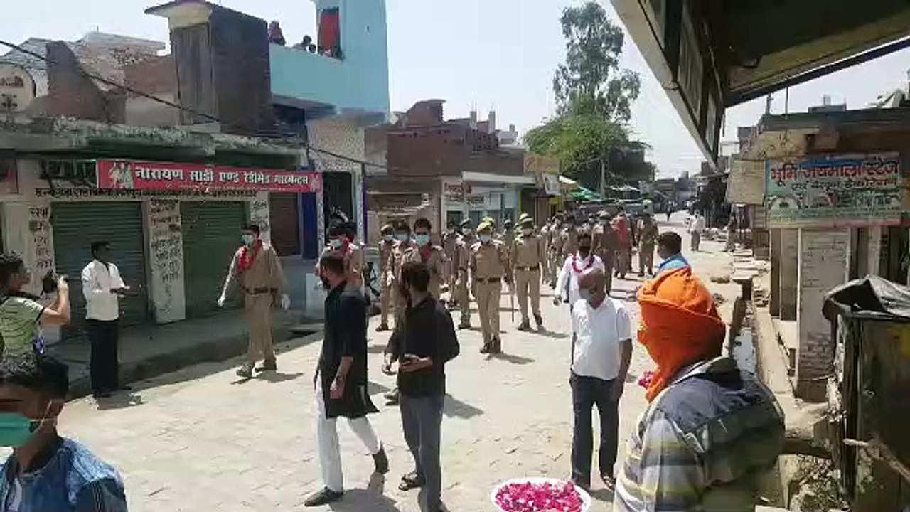 मैनपुरी: विछवां में मार्च कर रही पुलिस पर ग्राम...