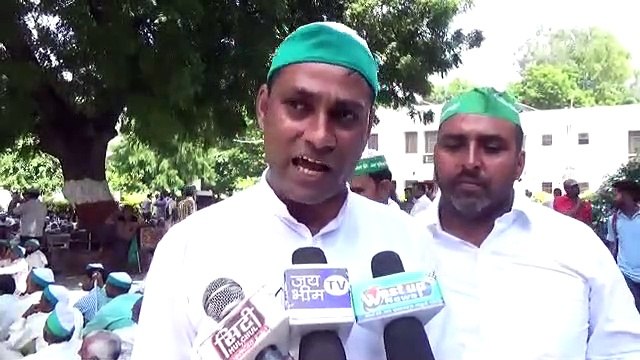 लाठी-डंडे लेकर ऊर्जा भवन पहुंचे किसान, कहा- हमें ठग रही है योगी सरकार, देखें वीडियो