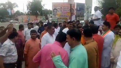 जाम में फंसी एंबुलेंस को पुलिस ने मुश्किल से निकाला