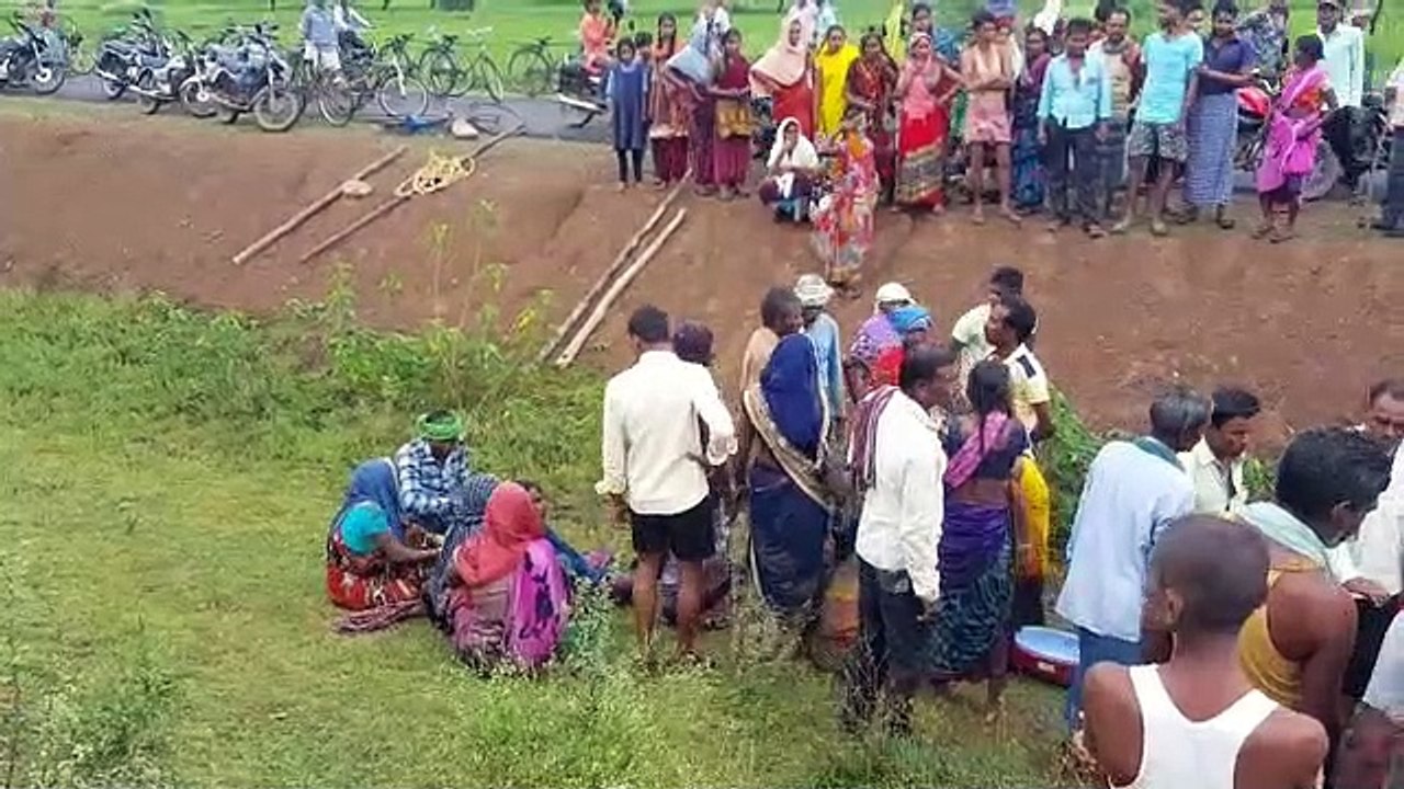 मजदूरों से भरी ट्रेक्टर ट्रॉली पलटी, दो महिलाओं की मौत,