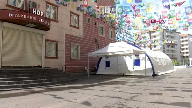 DİYARBAKIR HDP önündeki aileler, oturma eylemini kaldıkları otelde sürdürdü