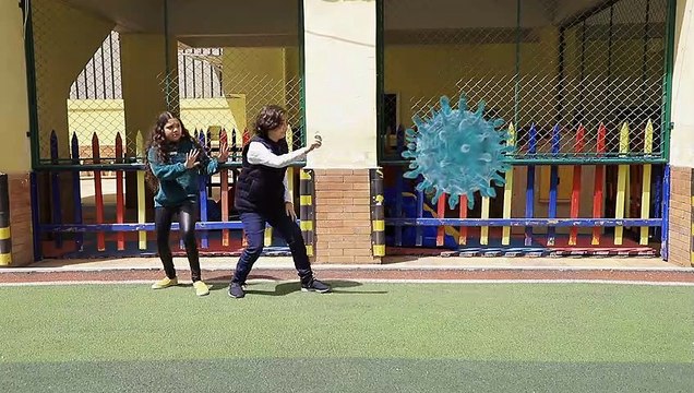 طلاب المدارس يقدمون أغنية خليك مكانك للتوعية من كورونا