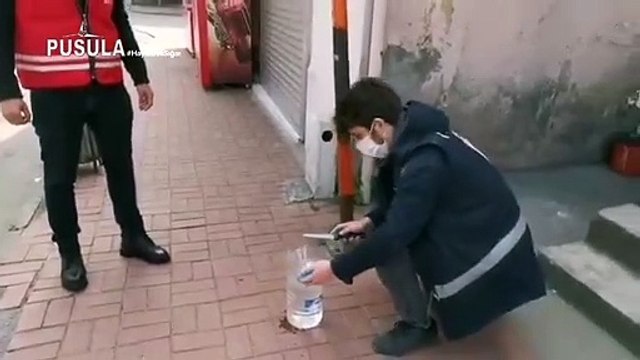 İşsiz güçsüz kalan polisler hayvanları besliyor