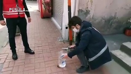 İşsiz güçsüz kalan polisler hayvanları besliyor