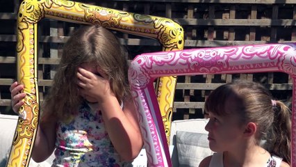 Sophia, Isabella e  Alice Brincando a comendo Espetinho de Churrasco