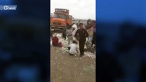 مشهد صادم.. إيرانيون ينهبون شاحنة بصل تعرضت لحادث بسبب الجوع