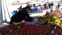 Pazarcı esnafından evlilik yıl dönümü için kullanacağı parayla ihtiyaç sahiplerine yardım tezgahı