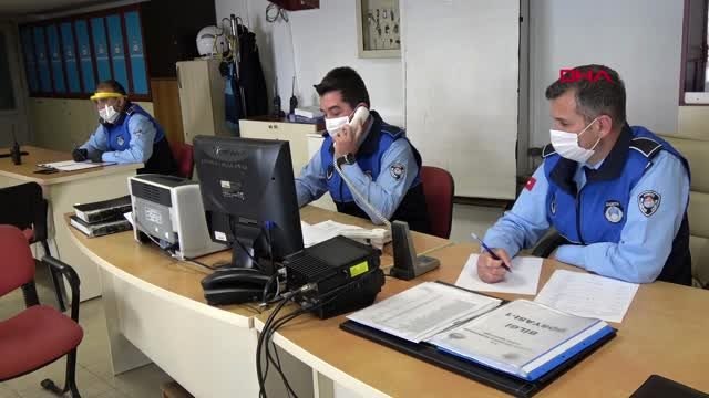 Evine ekmek getiren ekipleri görünce gözyaşlarını tutamadı