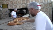 Balıkesir'in kırsal mahallelerinde ekmekleri muhtarlar dağıttı