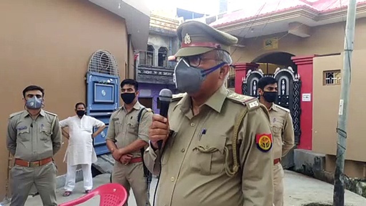 इटावा: थानाध्यक्ष द्वारा लोगों को किया गया जागरूक