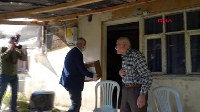 Evine ekmek getiren ekipleri görünce gözyaşlarını tutamadı