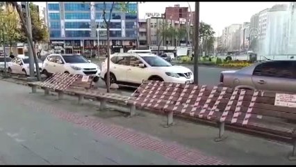 Oturma banklarına koronavirüse karşı "sosyal mesafe" ayarı