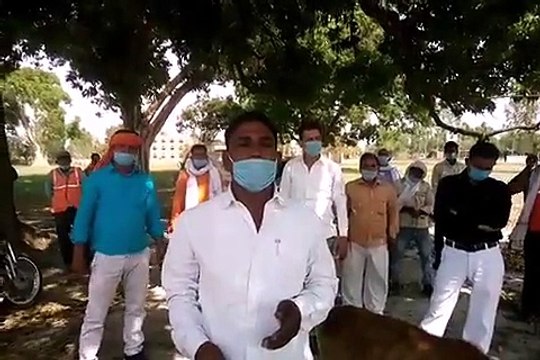 अयोध्या: जिलाधिकारी के निर्देश पर पक्षियों को खिचड़ी और भूखे बंदरों को मिला केला