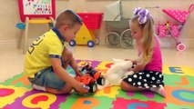 Learn Colors - Diana finge jugar con juguetes de maquillaje