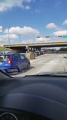 Pousser une botte de paille au milieu de l'autoroute, c'est aussi le rôle de la police