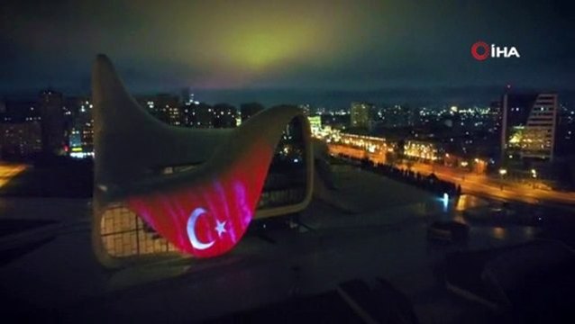 Azerbaycan'da Haydar Aliyev Merkezi'ne Türk bayrağı görüntüsü yansıtıldı