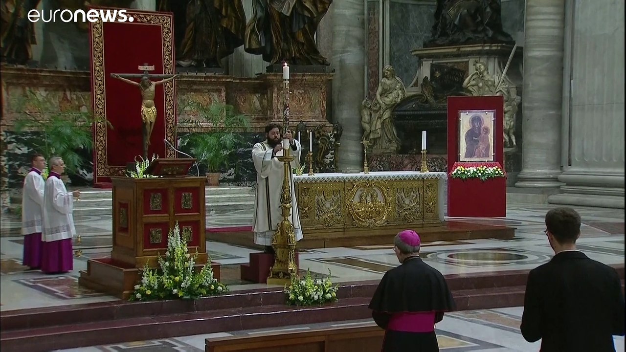 Papst franziskus feiert einsame osternacht - turiner grabtuch geht online