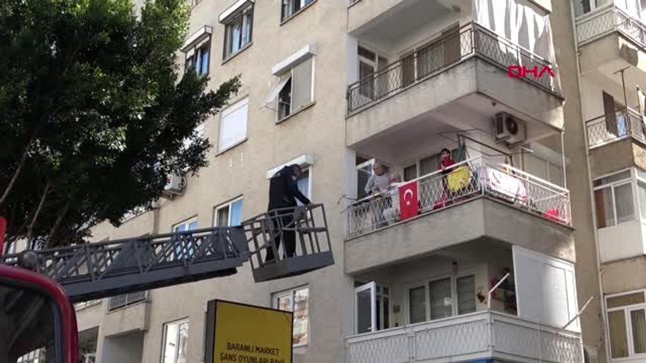 ANTALYA Banyoda düşen kadın balkondan girilerek kurtarıldı