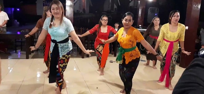 Balinese Dance funny in Bali